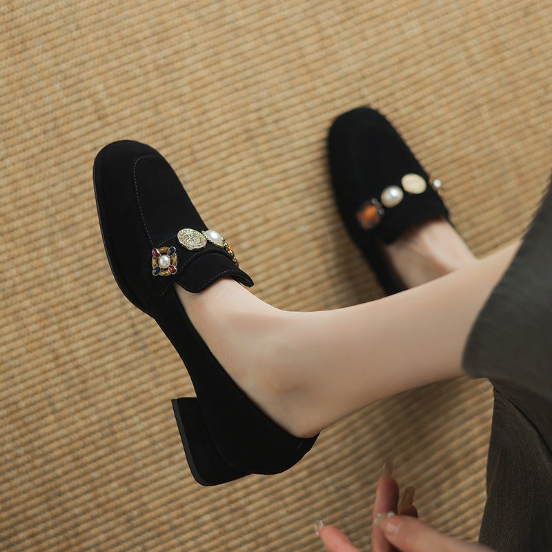 Mocasines de ante para mujer con detalles de perlas y punta redonda en marr&oacute;n/negro