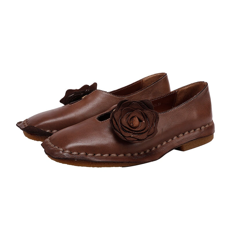 Elegante platte loafers van gewassen rundleer met bloemversiering in camel/koffiekleur.