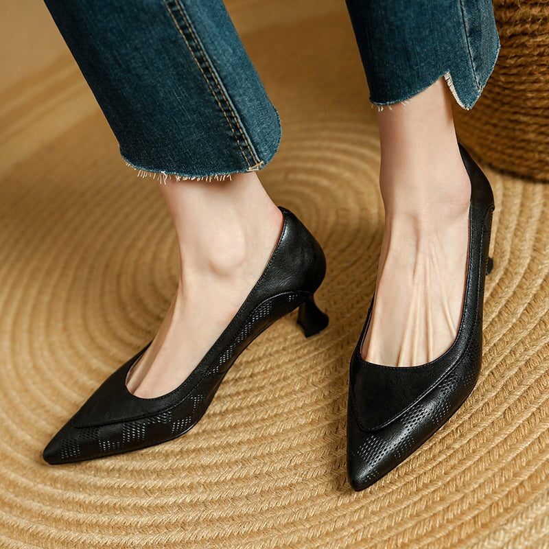 Elegante pumps met spitse neus en kittenhak, handgemaakte leren kantoorschoenen in zwart/melkkoffie.