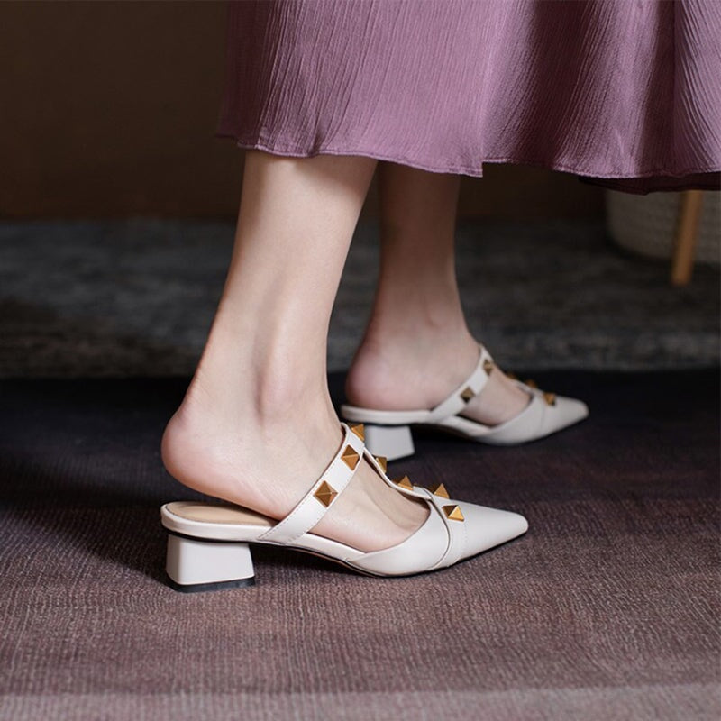 Pumps met spitse neus en middelhoge hak, instappers van rundleer in de kleuren abrikoos/beige/groen.
