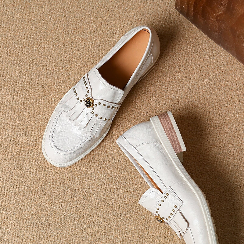 Mocasines retro de piel con tac&oacute;n Kiltie para mujer, punta redonda, en negro y beige