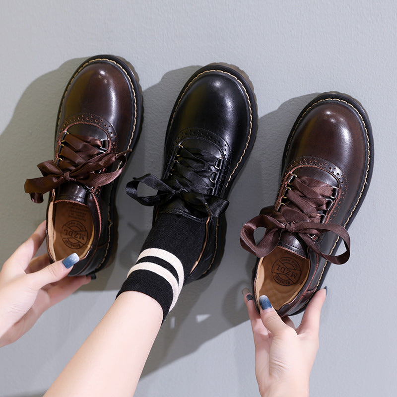 Damskie buty typu oksford z okrągłym noskiem i sznurowaniem w stylu retro &ndash; płaskie
