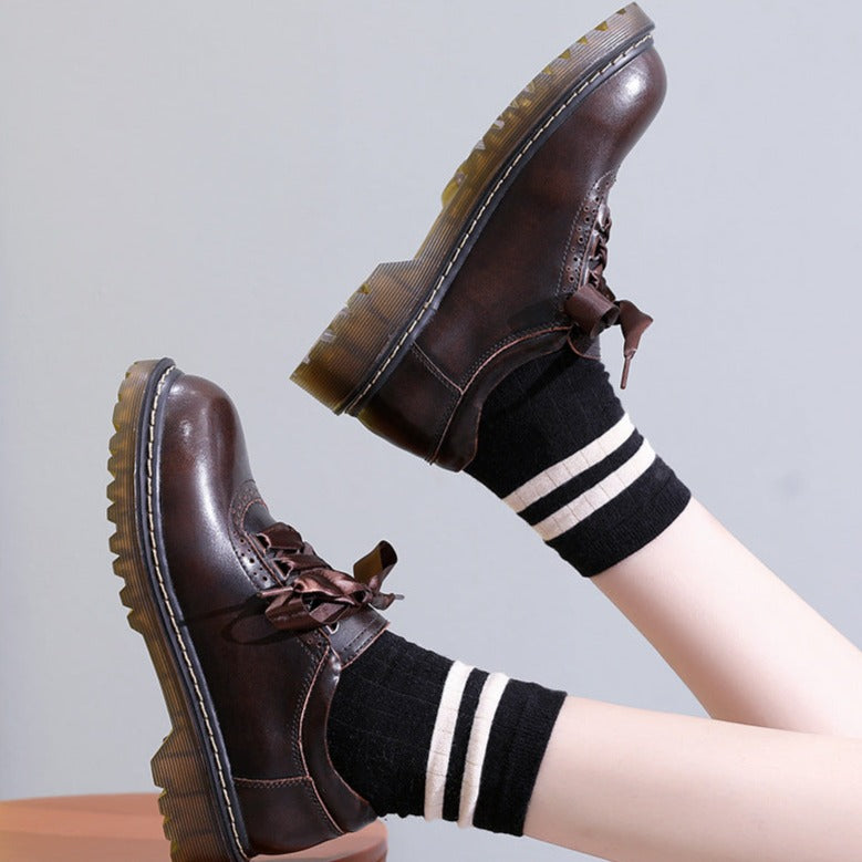 Damskie buty typu oksford z okrągłym noskiem i sznurowaniem w stylu retro &ndash; płaskie