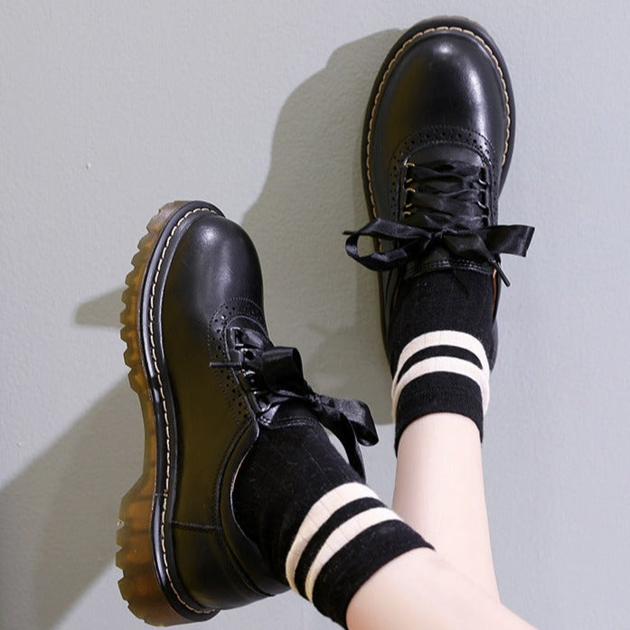 Damskie buty typu oksford z okrągłym noskiem i sznurowaniem w stylu retro &ndash; płaskie