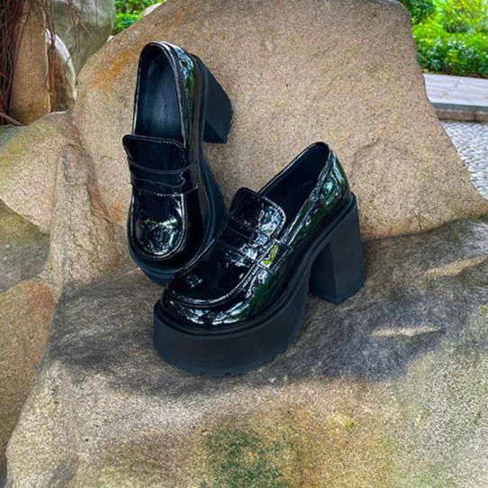 Damen-Plateau-Loafer aus Lackleder mit hohem Absatz