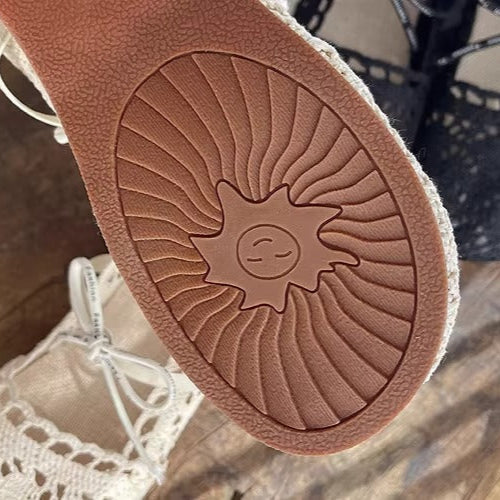 Damskie sandały boho z kokardą i koronką z wycięciami