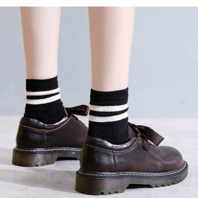 Damskie buty typu oksford z okrągłym noskiem i sznurowaniem w stylu retro &ndash; płaskie