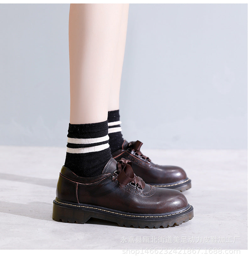 Damskie buty typu oksford z okrągłym noskiem i sznurowaniem w stylu retro &ndash; płaskie