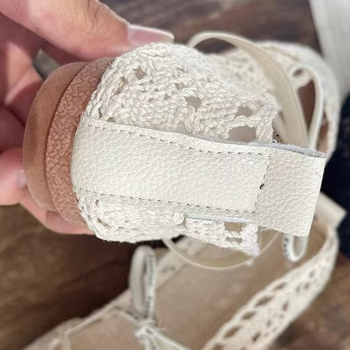 Damskie sandały boho z kokardą i koronką z wycięciami
