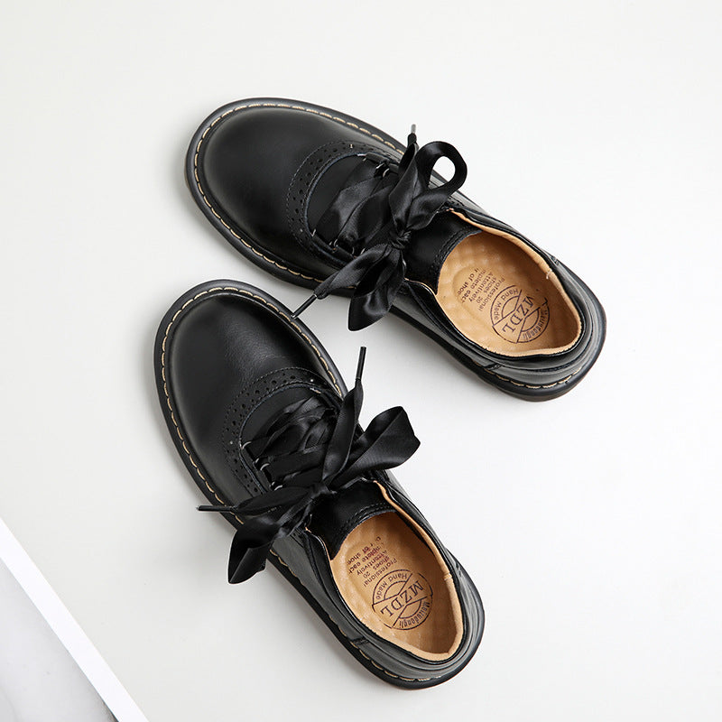 Damskie buty typu oksford z okrągłym noskiem i sznurowaniem w stylu retro &ndash; płaskie