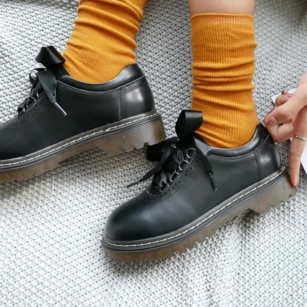 Damskie buty typu oksford z okrągłym noskiem i sznurowaniem w stylu retro &ndash; płaskie