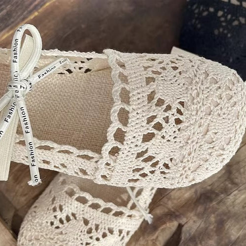 Damskie sandały boho z kokardą i koronką z wycięciami