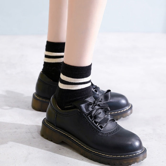 Damskie buty typu oksford z okrągłym noskiem i sznurowaniem w stylu retro &ndash; płaskie