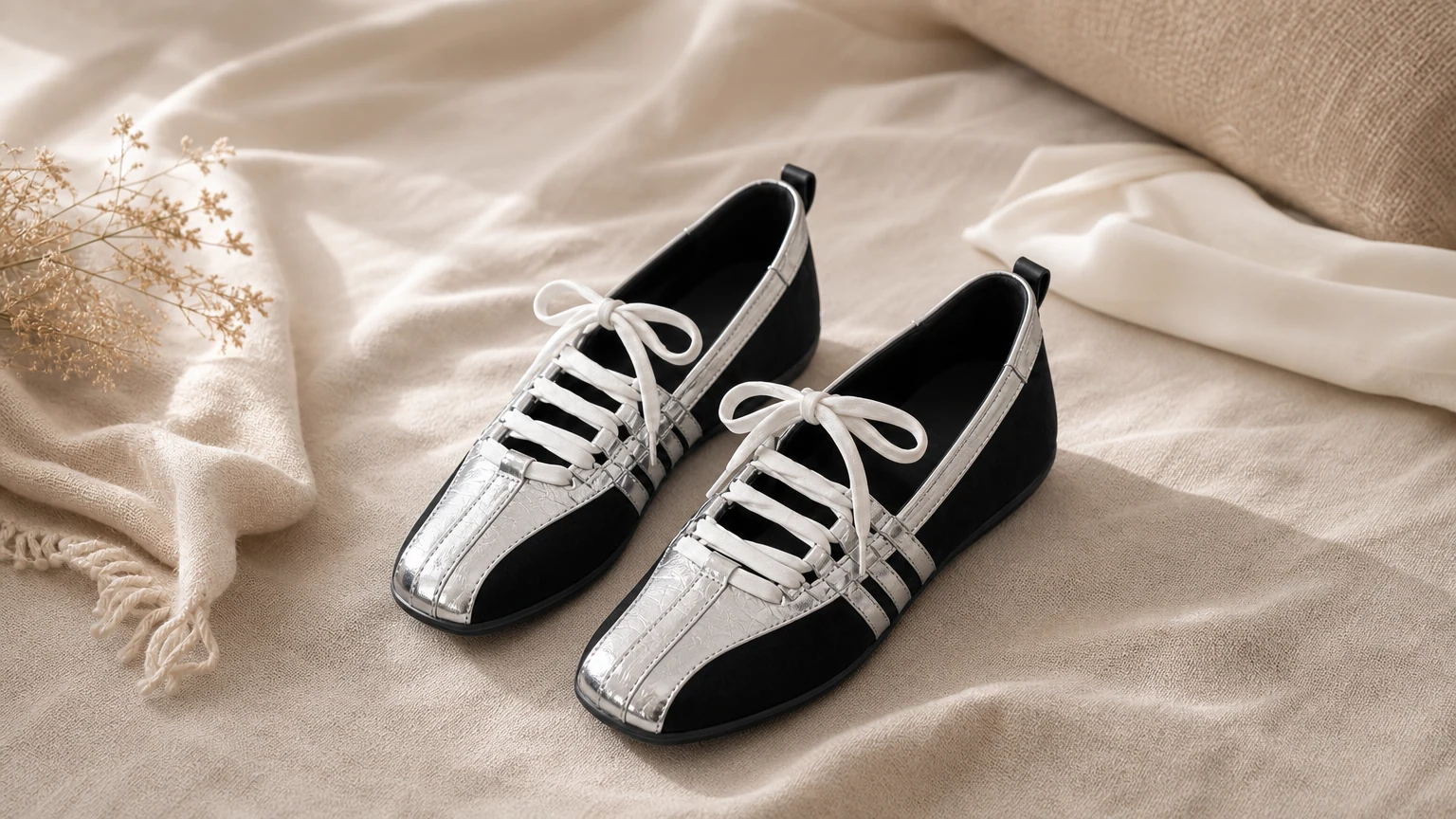 Sportieve balletschoenen met zachte zool, gestyled in een lifestyle scene