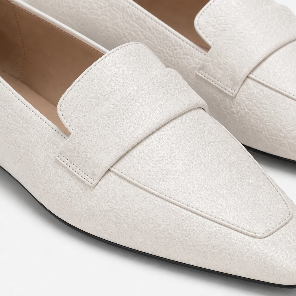 Détail en gros plan de la tige du mocassin à bride penny texturée et brillante